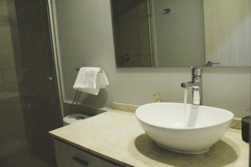 CARSO ALAMEDA BELLAS ARTES Loft Premium في مدينة ميكسيكو: حمام مع حوض أبيض على منضدة