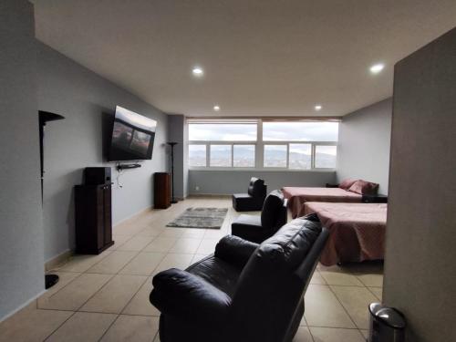 CARSO ALAMEDA BELLAS ARTES Loft Premium في مدينة ميكسيكو: غرفة معيشة مع سرير وأريكة