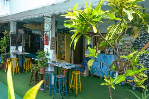 um restaurante com mesas e bancos em frente em Oceanic Hostel no Balneário Camboriú