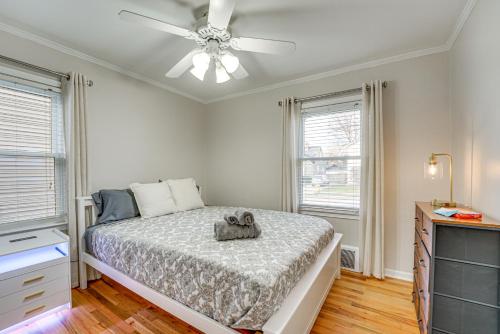um quarto com uma cama e uma ventoinha de tecto em Beautiful Berkley Home about 18 Mi to Downtown Detroit em Berkley