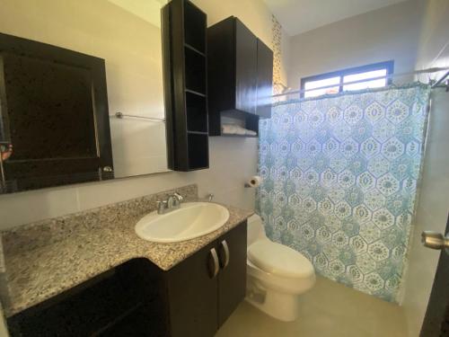 een badkamer met een wastafel, een toilet en een douche bij Dulce Refugio, Boquete, Panamá in Boquete