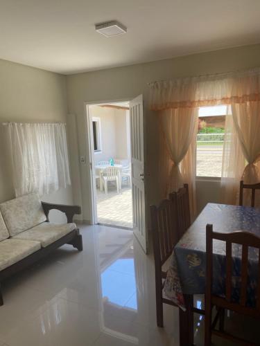 sala de estar con sofá y mesa en Residencial Cecilia Cruz, en Bombinhas