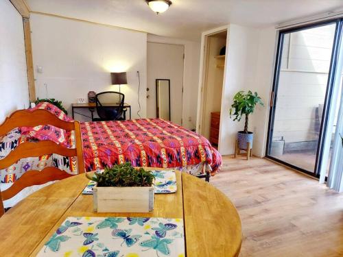um quarto com uma cama e uma mesa em Harmony House Homestay em Sedona