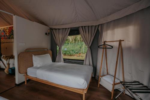 ein Schlafzimmer mit einem Bett in einem Zelt in der Unterkunft kMah@Parkland in Brinchang
