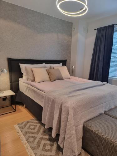 Un dormitorio con una cama grande con una manta. en Lux Villas by Arctic People, en Rovaniemi