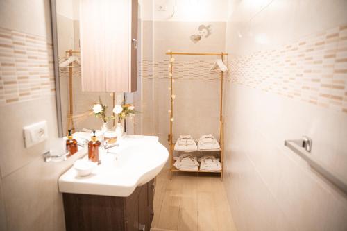 y baño blanco con lavabo y ducha. en B&B Flower House, en Fasano