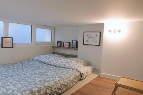 Postel nebo postele na pokoji v ubytování Appartement mezzanine contemporain hypercentre Caen - chez Jannie