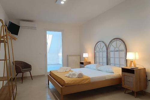 a bedroom with a bed with two towels on it at LA PERLA, comfort e relax in Vignacastrisi