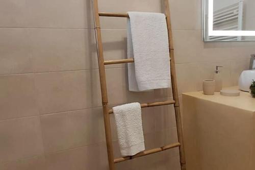 a bathroom with a towel rack with towels at LA PERLA, comfort e relax in Vignacastrisi