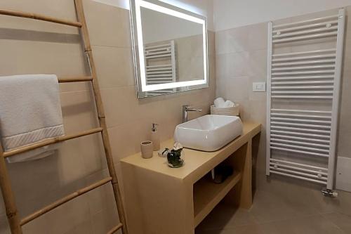 a bathroom with a sink and a mirror at LA PERLA, comfort e relax in Vignacastrisi