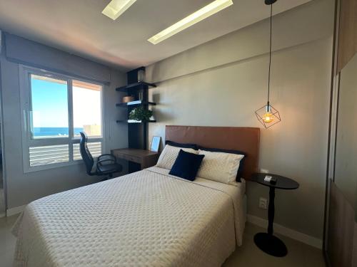 - une chambre avec un lit et une grande fenêtre dans l'établissement Apartamento Vista Mar aconchegante no Rio Vermelho, à Salvador