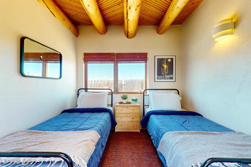 Duas camas num quarto com uma janela em Casa de Encanto em El Prado