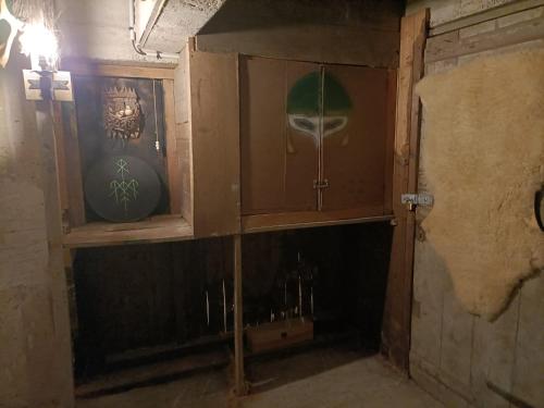 une armoire en bois avec un visage dans une pièce dans l'établissement Résidence du Bois Chasson, à Vire