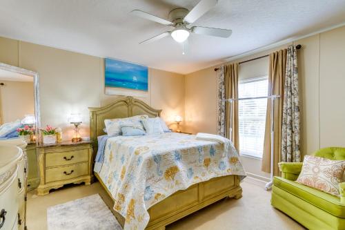 um quarto com uma cama e uma ventoinha de tecto em Pensacola Family Vacation Rental Home with Grill! em Pensacola