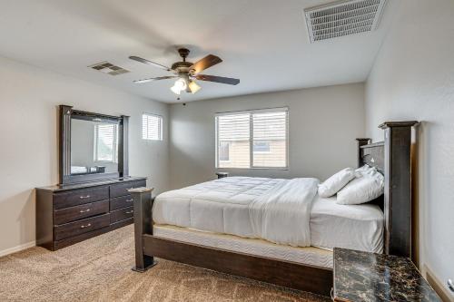 una camera con letto e ventilatore a soffitto di Glendale Getaway with Amenities 3 Mi to Westgate! a Glendale