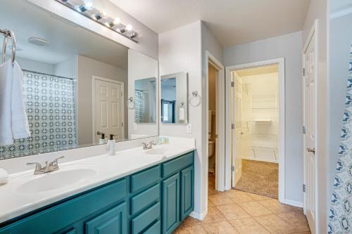 ein Badezimmer mit einem Waschbecken und einem großen Spiegel in der Unterkunft Glendale Getaway with Amenities 3 Mi to Westgate! in Glendale
