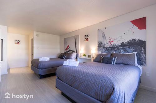 pokój hotelowy z 2 łóżkami i kanapą w obiekcie Amazing Private room in condo near Disney w mieście Kissimmee