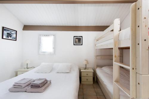 a bedroom with a bunk bed and a ladder at Villa Odys in Rivedoux-Plage