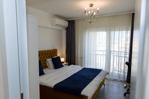 um quarto com uma cama e um lustre em Top View Unirii Penthouse em Bucareste