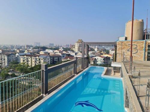 een zwembad op het dak van een gebouw bij 23 HOTEL & RESIDENCE in Yangon