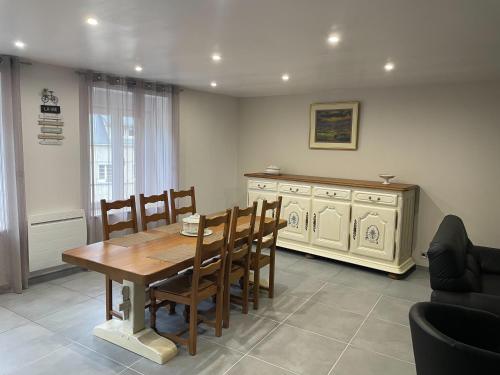 comedor con mesa de madera y sillas en Appartement du Pont Monthermé en Monthermé