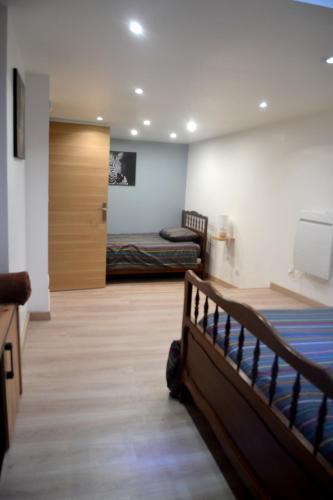 - une chambre avec un lit et une porte dans l'établissement Les Gîtes de Monthermé L'Appartement belvédère sur Monthermé, à Monthermé