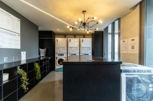 a laundry room with a washer and dryer at Allianz Parque Studio em São Paulo in Sao Paulo