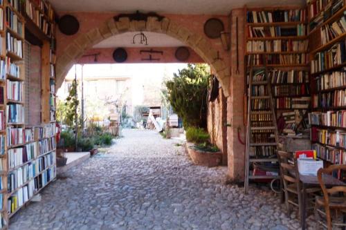 un arco en una biblioteca llena de libros en Au Bregnat Vue du mont Ventoux, en Bédoin