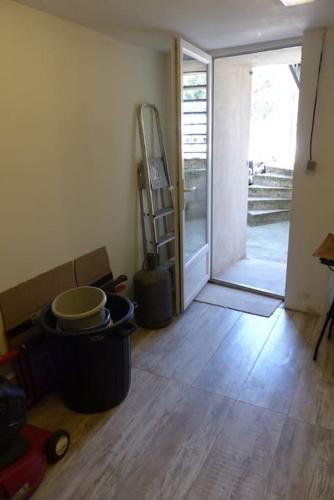 une pièce vide avec un couloir avec une porte et un étage dans l'établissement Au Bregnat Vue du mont Ventoux, à Bédoin