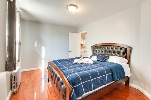 Giường trong phòng chung tại Convenient Newark Home about 2 Mi to Downtown!