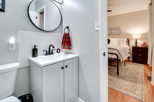La salle de bains blanche est pourvue d'un lavabo et d'un miroir. dans l'établissement Cozy Lakeview Retreat, Close to Bull Shoals Lake!, à Lakeview