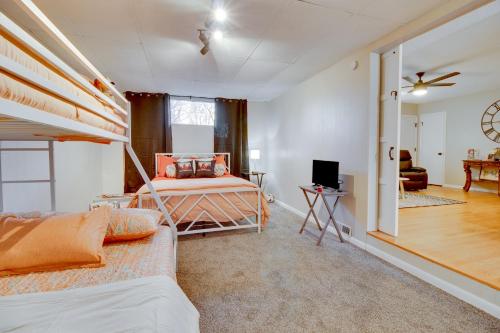 - une chambre avec un lit et un salon dans l'établissement Cozy Lakeview Retreat, Close to Bull Shoals Lake!, à Lakeview