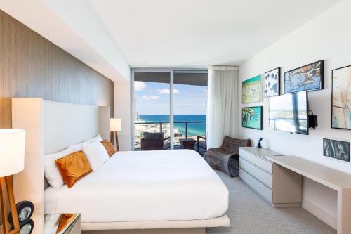 Ένα ή περισσότερα κρεβάτια σε δωμάτιο στο Ocean view 1 bed- Steps from the beach!