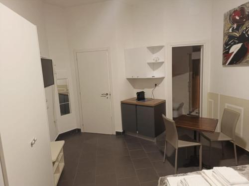 une pièce avec une table et un bureau et une table et des chaises dans l'établissement B&B La Piccola Stella, à Salerne