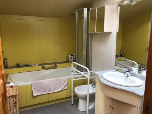 bagno con vasca, lavandino e servizi igienici di Maison typique/SPA/ Wifi/20 min plage a La Jonchère