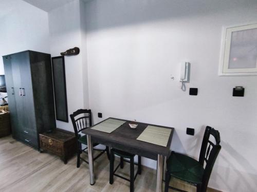 una mesa de comedor y sillas en una habitación en Annie's Home, en Heraklion