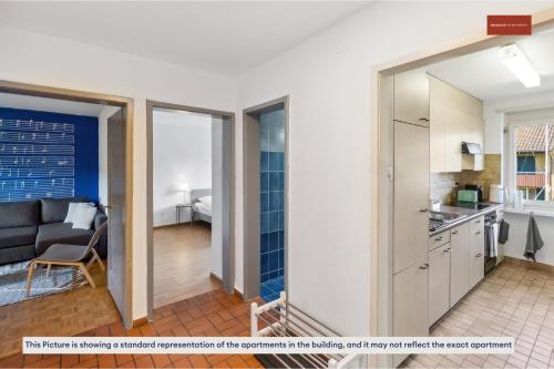 uma cozinha em plano aberto e sala de estar num apartamento em Urban Living Redefined: Apartment in Oerlikon em Zurique