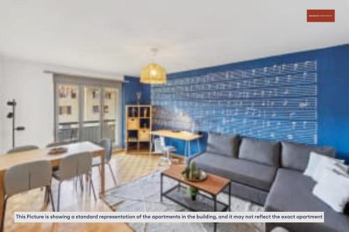 un soggiorno con divano e tavolo di Urban Living Redefined: Apartment in Oerlikon a Zurigo