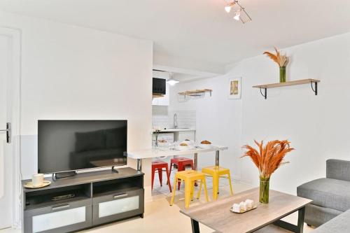 un salon avec un canapé et une table dans l'établissement Appartement proche Canal Saint Martin, à Paris