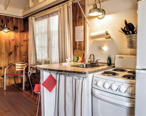 Kuchyň nebo kuchyňský kout v ubytování Cottage 5-6 - 2 Bedroom / 1 Bath End Unit