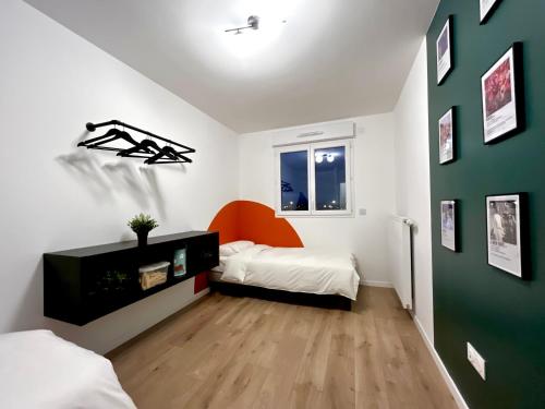 - une chambre avec 2 lits et une tête de lit orange dans l'établissement Dream Suite Signature, à Chessy