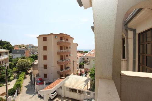 - une vue depuis le balcon d'un bâtiment dans l'établissement Magnolia rooms and apartments, à Sutomore