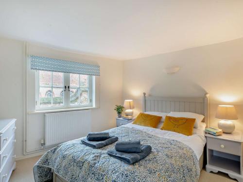 um quarto com uma cama com duas toalhas em 2 bed in Little Walsingham KT160 em Little Walsingham