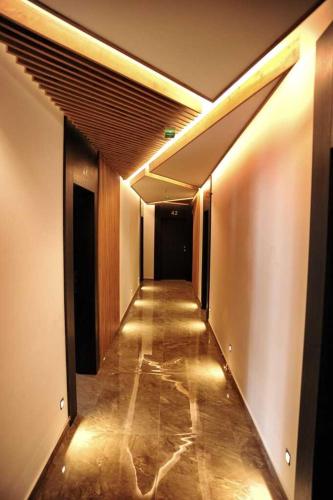 un pasillo de un edificio con un pasillo largo en Lux studio Andrej A43 Hotel Djina en Kopaonik