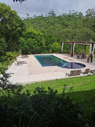 Bazén v ubytovaní Chale Rio Nascente alebo v jeho blízkosti