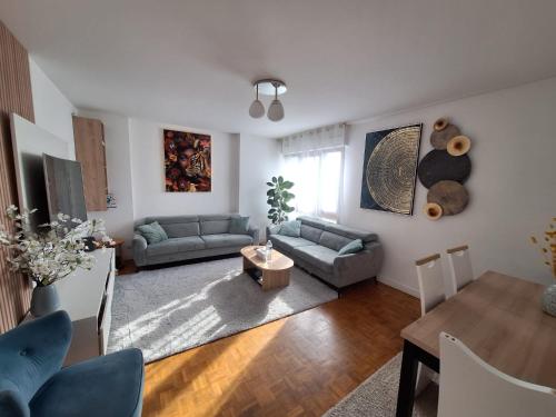 un salon avec un canapé et une table dans l'établissement MERVEILLE APP, à Suresnes