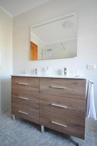 a bathroom with a sink and a large mirror at GALIHOST - Villa García in Valga