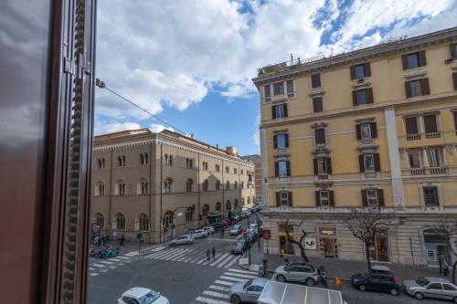 - une vue sur une rue de la ville avec des bâtiments et des voitures dans l'établissement Cola Suites Apartments, à Rome