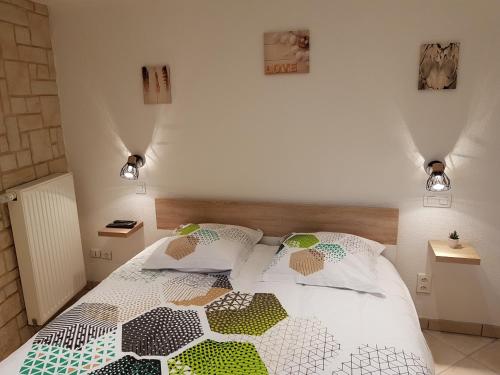 ein Schlafzimmer mit einem Bett und zwei Kissen darauf in der Unterkunft gite cocoon neuf proche GERARDMER in Vienville