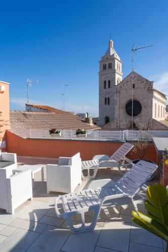 a group of chairs and tables on a roof at Duomo Guest House in Barletta